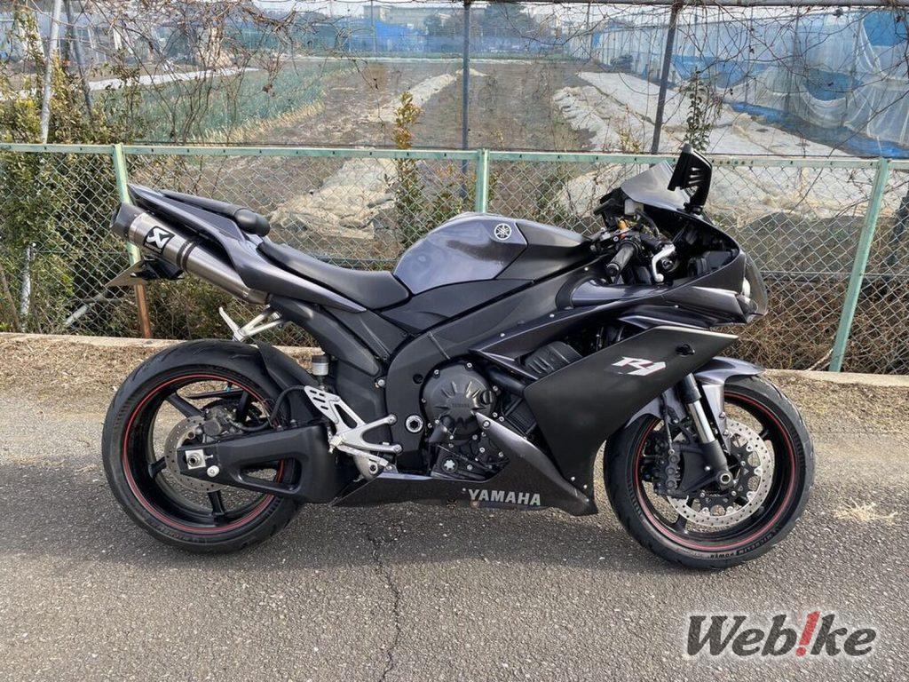 Il fascino evanescente dei doppi scarichi centrati: YAMAHA YZF-R1 Custom