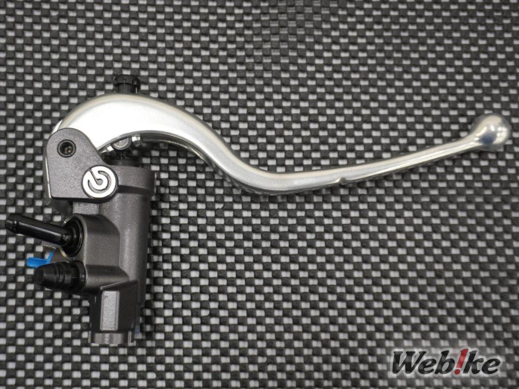 Le pompe freno radiali YAMAHA Brembo di serie con pistoni allineati verticalmente per una sensazione lineare!