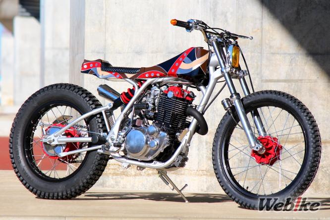 Arte in movimento: YAMAHA SR400 Custom del laboratorio motociclistico CANDY