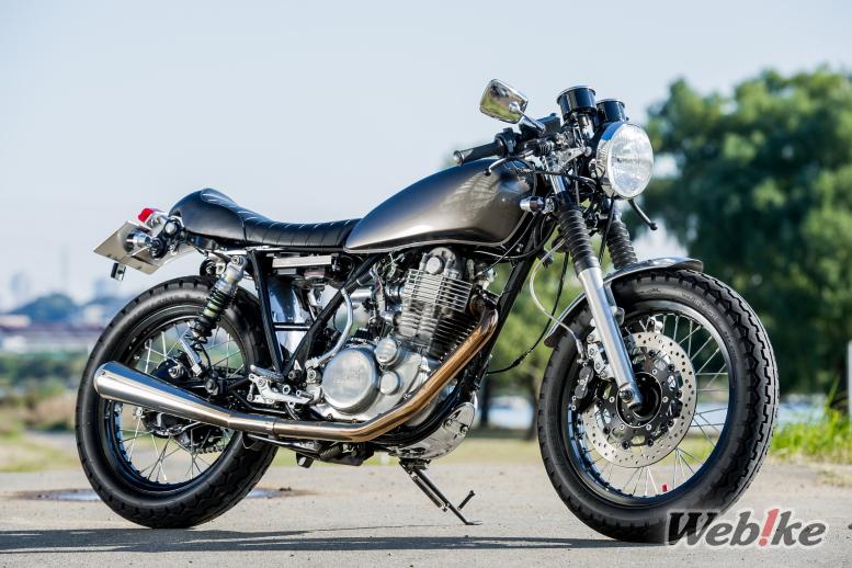 Una cafe racer con stile e prestazioni di tutto rispetto: YAMAHA SR400 Custom by Orange Boulevard